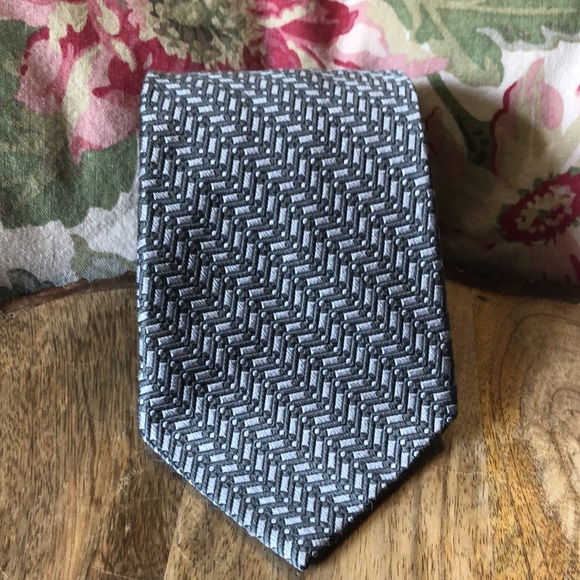 GEOFFREY BEENE 100% silk Grey Silver Textured “line” SafetyPin Pattern $129 NEW - Picture 2 of 16